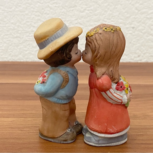 Pair of Vintage 1979 LUCY RIGG Adorable Kissing Boy & Girl Figurine Kitsch - Picture 3 of 15